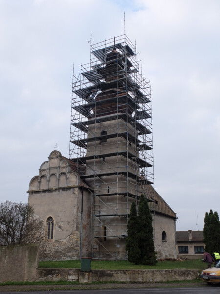 Obnova fasád kostela sv. Matouše v Dobroměřicích – východní průčelí kostela, celkový pohled při opravě věže, 25. 11. 2016