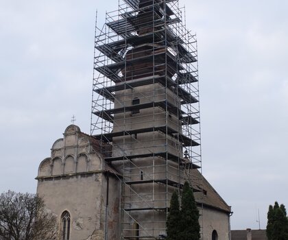 Obnova fasád kostela sv. Matouše v Dobroměřicích – východní průčelí kostela, celkový pohled při opravě věže, 25. 11. 2016
