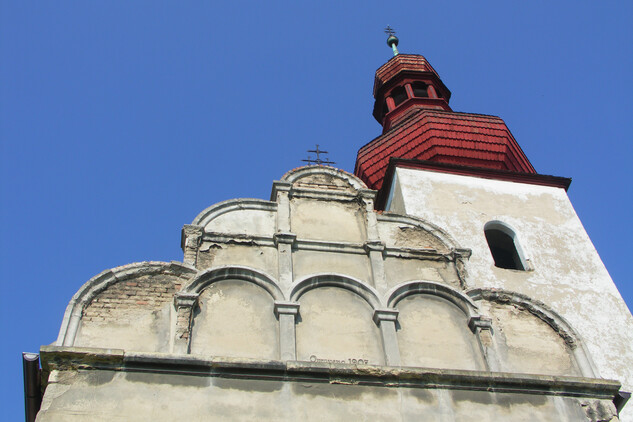 Obnova fasád kostela sv. Matouše v Dobroměřicích – detail štítu východního průčelí před opravou, 11. 5. 2006