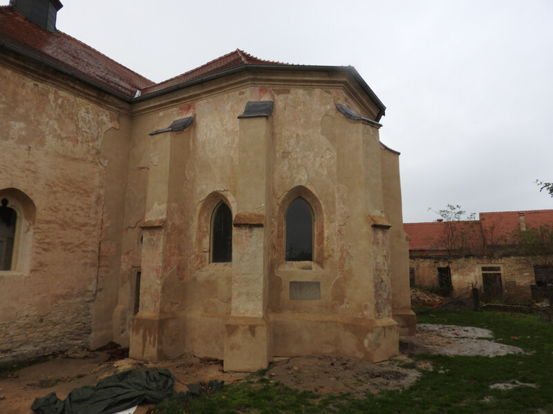 Fasáda presbytáře po obnově listopad 2017