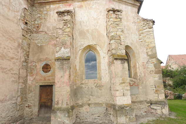 Presbytář před obnovou, srpen 2017