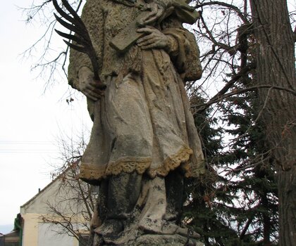 Stav sochy sv. Jana Nepomuckého před restaurováním, obec Mory na Podbořansku