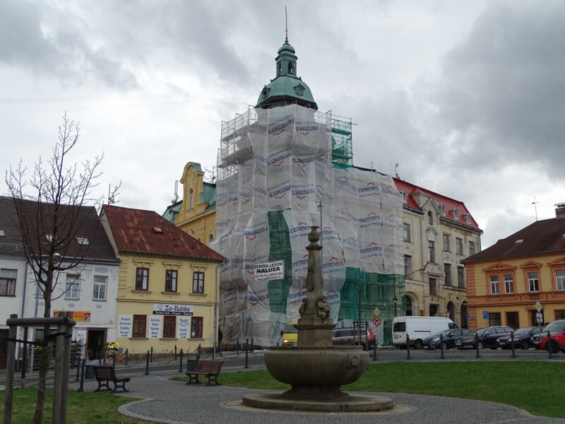 Návrat Píle-Spořivosti do Šluknova – na náměstí Míru ve Šluknově probíhá další fáze obnovy Domu kultury.