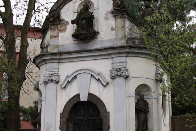 Průčelí kaple Panny Marie Pomocné u kostela sv. Václava a sv. Blažeje v Děčíně I. – stav před obnovou
