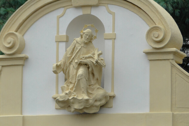 Průčelí kaple Panny Marie Pomocné u kostela sv. Václava a sv. Blažeje v Děčíně I. – detail