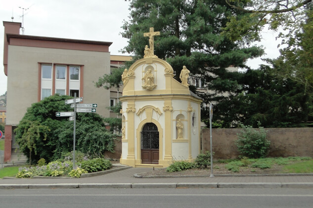 Průčelí kaple Panny Marie Pomocné u kostela sv. Václava a sv. Blažeje v Děčíně I. – celkový pohled