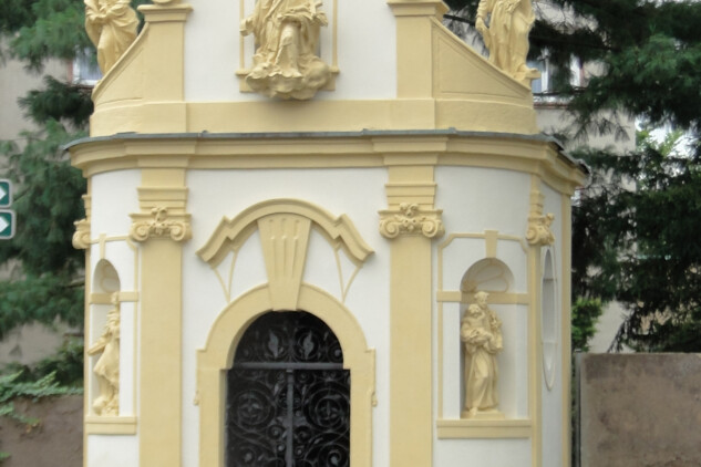 Průčelí kaple Panny Marie Pomocné u kostela sv. Václava a sv. Blažeje v Děčíně I.