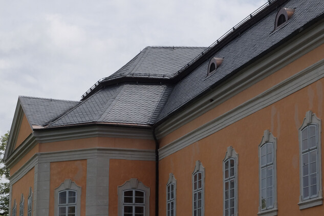 Zámek Petrohrad (Louny) – detail střechy nad zámeckou kaplí s novou krytinou