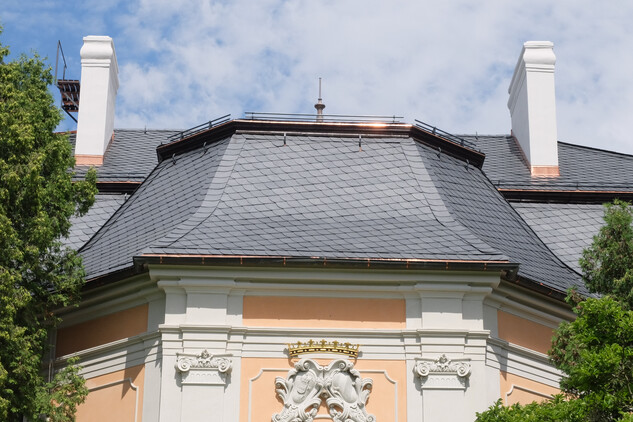 Zámek Petrohrad (Louny) – detail nové krytiny, zahradní průčelí východního křídla zámku
