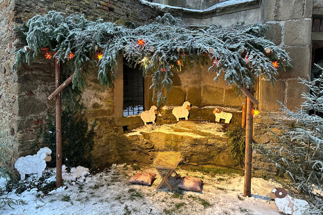 Vánoční výzdoba na nádvoří hradu Lipnice