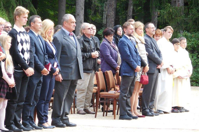 Karel Schwarzenberg při mši za schwarzenberskou rodinu před Schwarzenberskou hrobkou v Domaníně, 2018