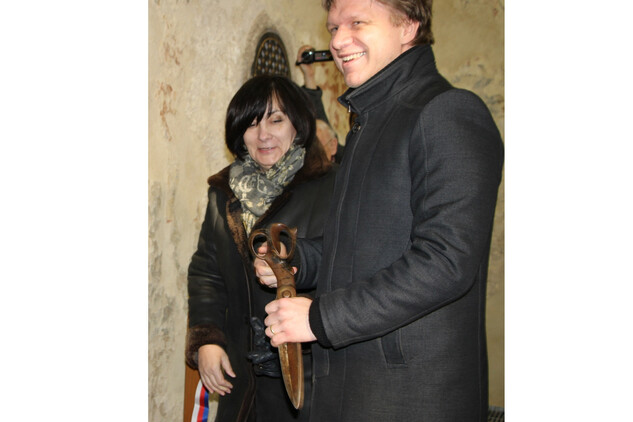 Naděžda Goryczková a Tomáš Hudeček - stříhání pásky do sakristie