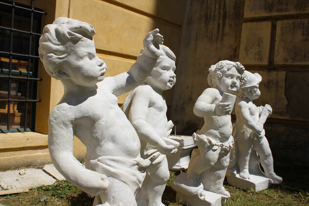 Restaurované barokní sochy jsou připraveny k vynesení na balustrádu