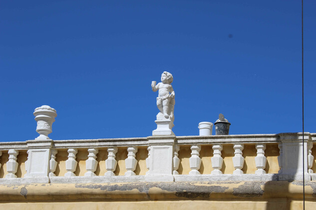 Zrestaurovaná barokní socha umístěná na balustrádě