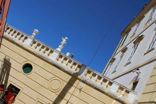 Jeřáb vynáší barokní sochy na balustrádu