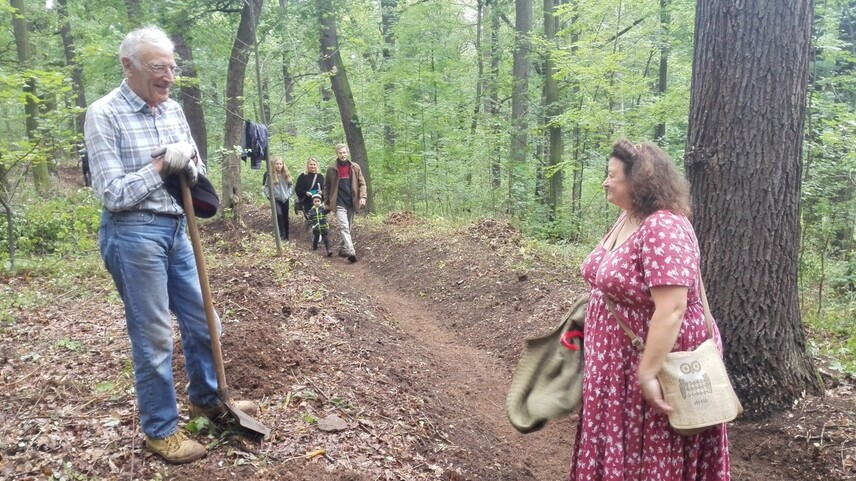 Zdenka Lňěníčková, lektorka edukačních programů a Peter Jamieson, předseda The Friends, Krásný Dvůr | © NPÚ, Kateřina Samojská Zdenka Lňěníčková, lektorka edukačních programů a Peter Jamieson, předseda The Friends, Krásný Dvůr | © NPÚ, Kateřina Samojská