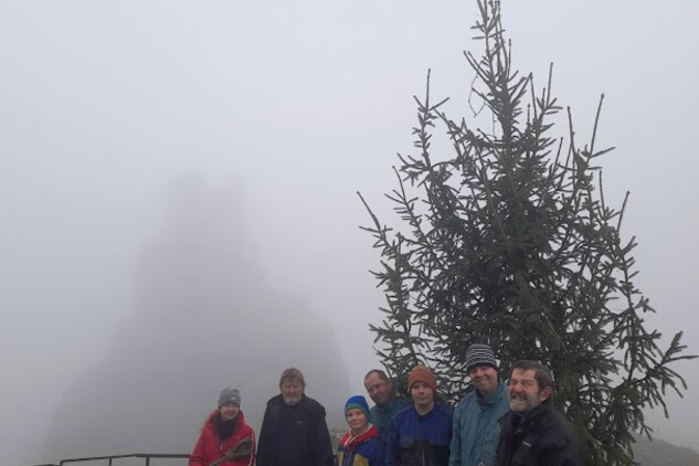 Díky dobrovolníkům a příznivcům hradu Trosky byl na Aerenthálskou vyhlídku umístěn vánoční smrk