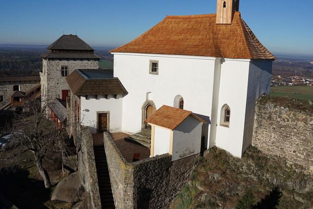 Kunětická hora - kaple sv. Kateřiny s novou šindelovou střechou
