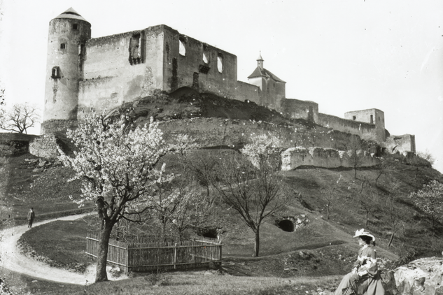 Plenérová výstava Taková byla... představuje hrad Kunětická hora na unikátních historických snímcích