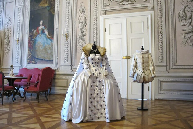 Na zámku Litomyšl právě probíhá výstava Krása (v) kostýmu