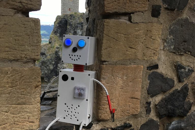 Turistické informační centrum a správa hradu Trosky představuje robota Čendu.