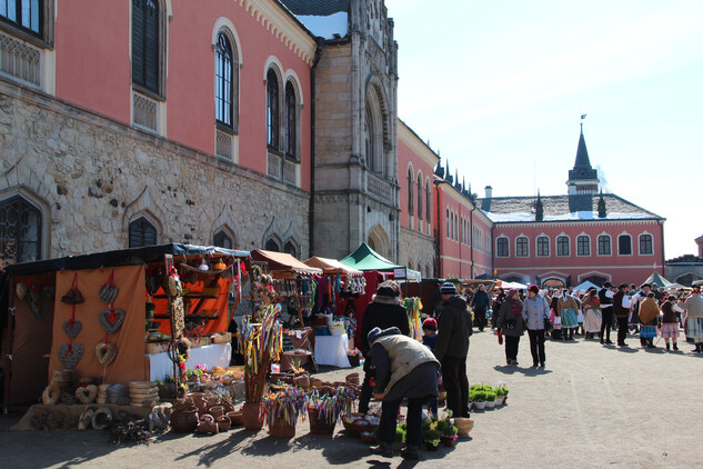Tento víkend se konají velikonoční trhy na zámku Sychrov