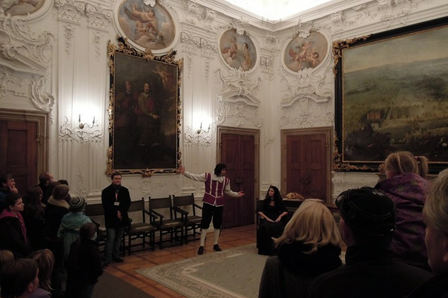 Ottavio Piccolomini uvítá návštěvníky na večerních prohlídkách zámku Náchod