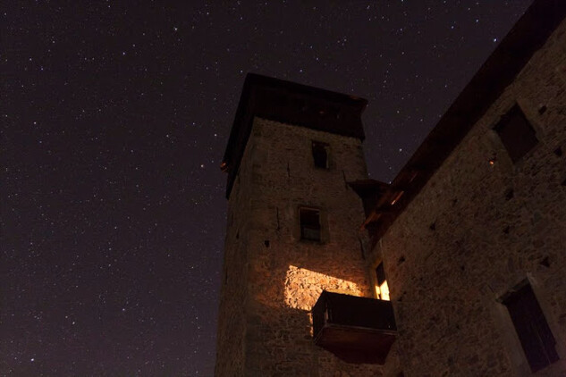 Na Liticích můžete kromě noční prohlídky hradu s baterkou také posedět u táboráku