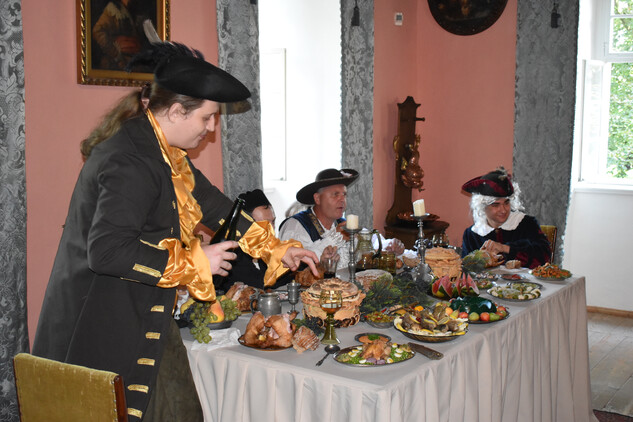 V rámci Hradozámeckého dne pozvali návštěvníky k bohatě prostřenému stolu na zámku Lemberk