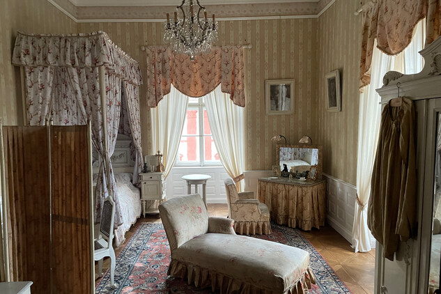 Druhé patro představí soukromé hostinské pokoje nejbližších příbuzných knížete Josefa II. Colloredo-Mannsfelda, rodové muzeum a také vyhlášené opočenské zbrojnice
