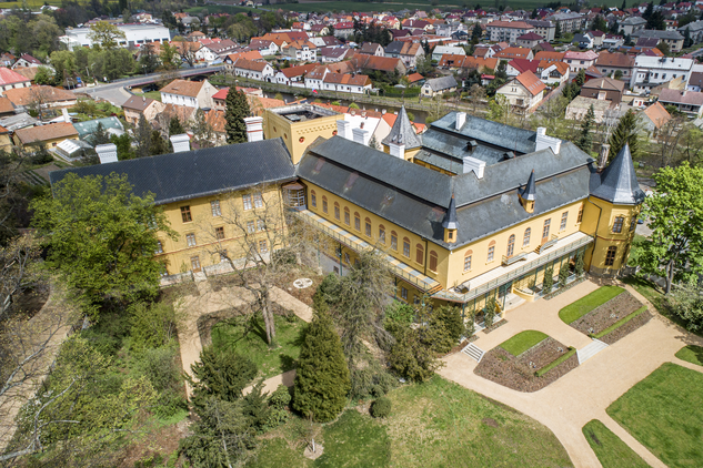 Pohled na slatiňanský zámek v novém kabátě