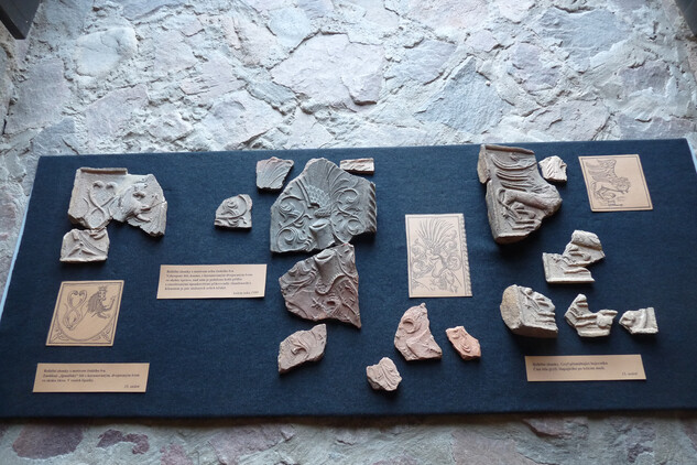 Na hradě Litice byla rozšířena archeologická expozice, mimo jiné i o tyto zlomky kachlí z gotických kamen