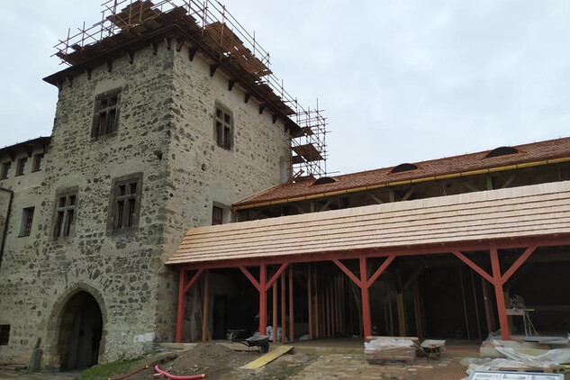 Na Kunětické hoře  dále pokračuje projekt obnovy IROP: Kunětická hora Dušana Jurkoviče - básníka dřeva