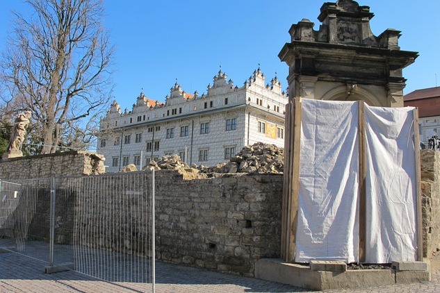 Na zámku v Litomyšli probíhá oprava ohradní zdi terasové francouzské zahrady na JZ rohu areálu