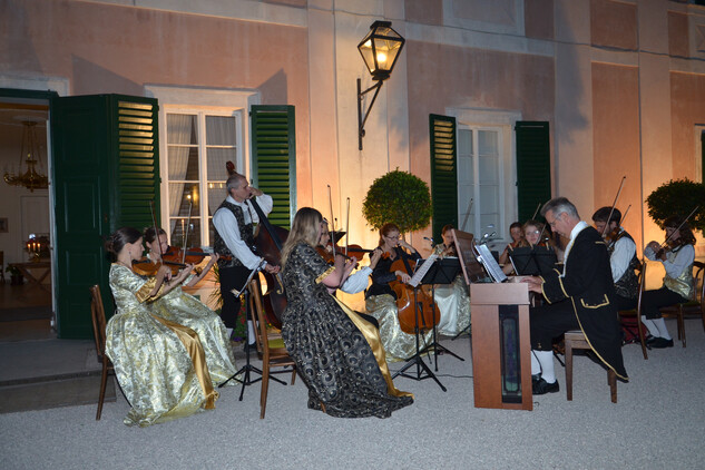 Letos uplynulo 200 let od narození Boženy Němcové, zámek Ratibořice u této příležitosti pořádá večerní koncert
