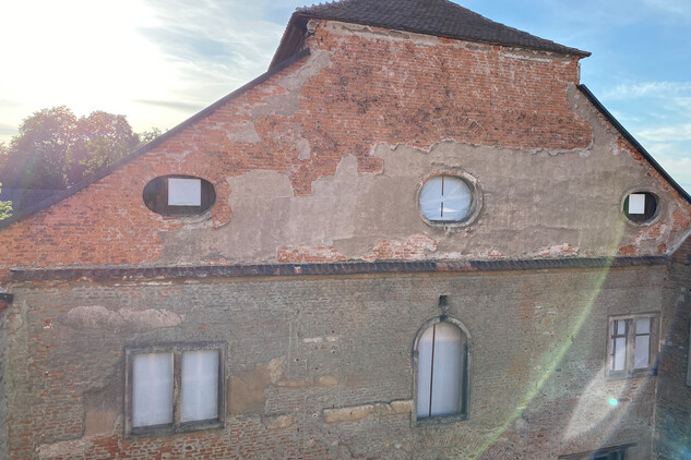 Římsa na turionu před opravou