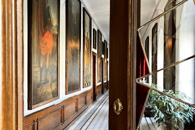 Pohled do chodby s portréty na Sychrově