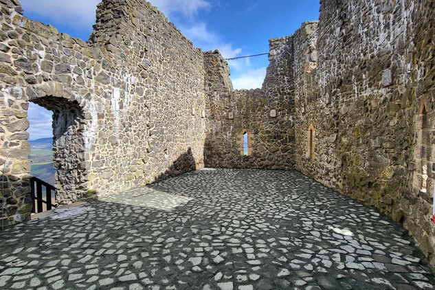 Nové zadláždění podlahy na Troskách