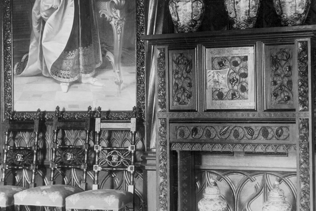 Fotografie z roku 1903 od princezny Ernestine Auerspergové ukazuje příborník na místě odstraněných kachlových věžovitých kamen. Na příborníku stojí pět váz, z nichž tři se podařilo dohledat. 