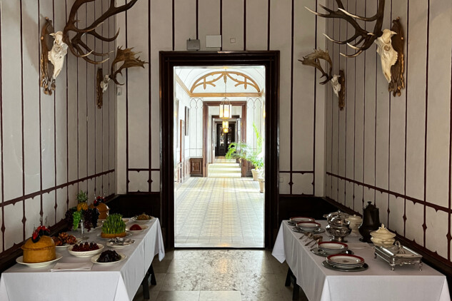 Pohled do chodby před jídelnou s nově vytvořenými servírovacími stoly. 